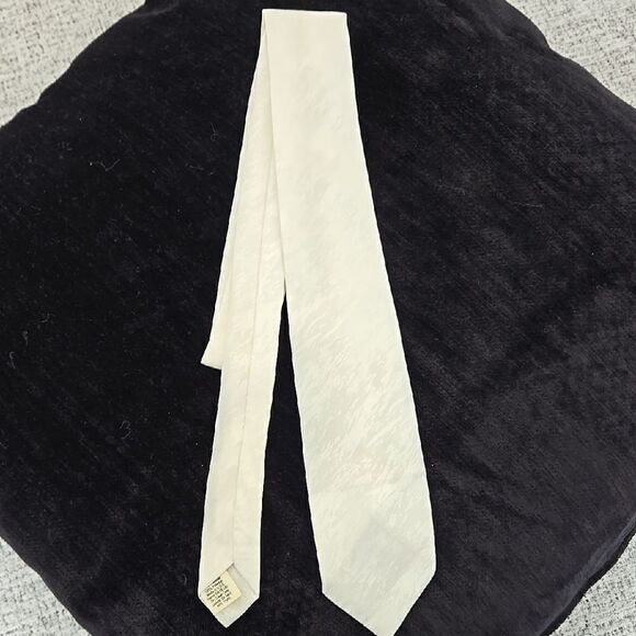 Young Mens Elegant Cream Tie - Picture 1 of 4